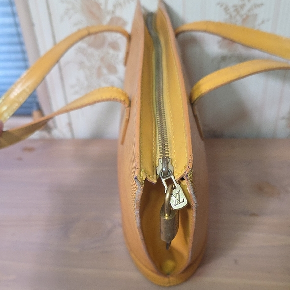 Louis Vuitton Yellow Epi Leather Tote Bag With Lock And Key - Picture 15 of 16